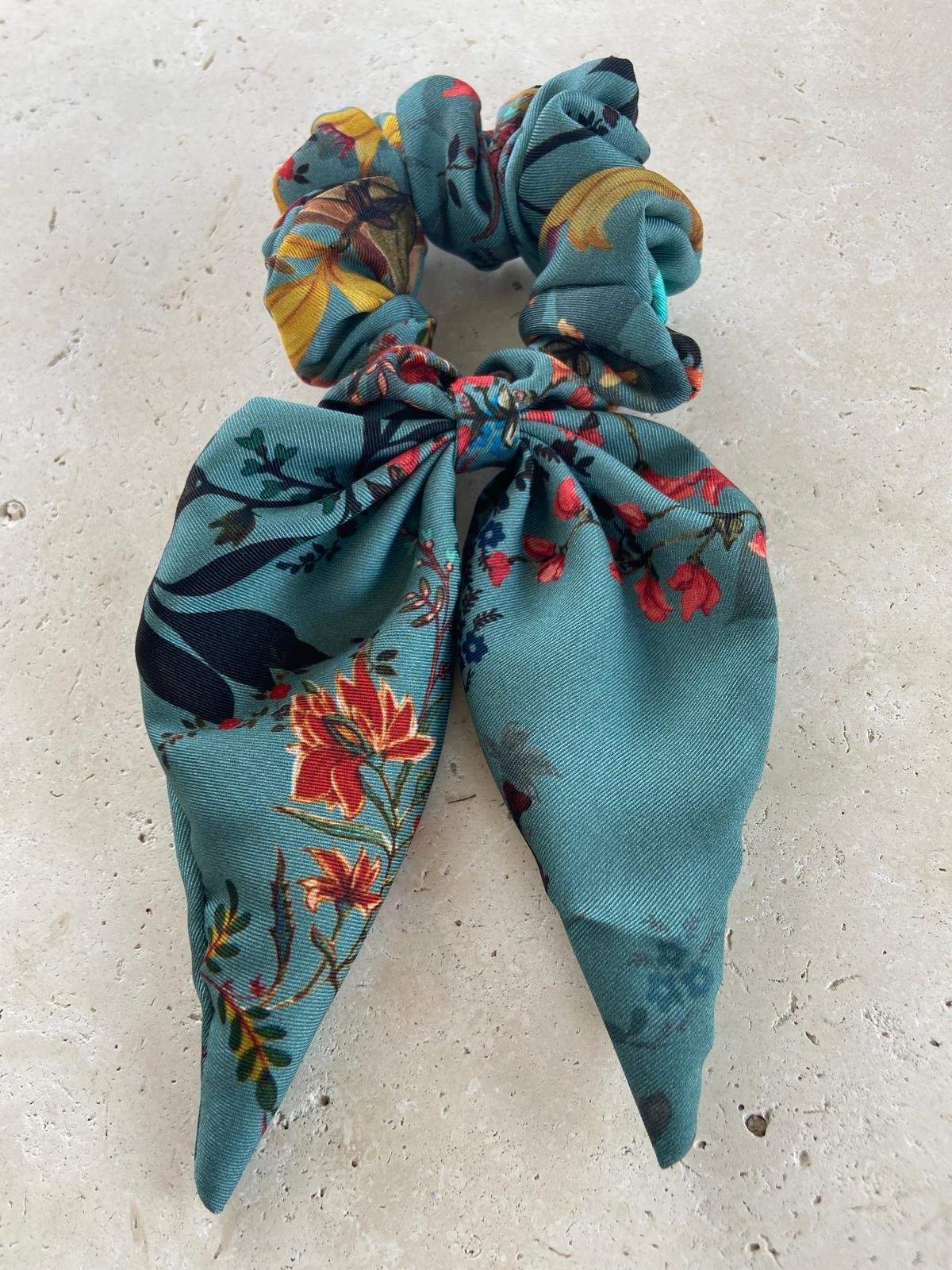 Scrunchie mit Schleifen